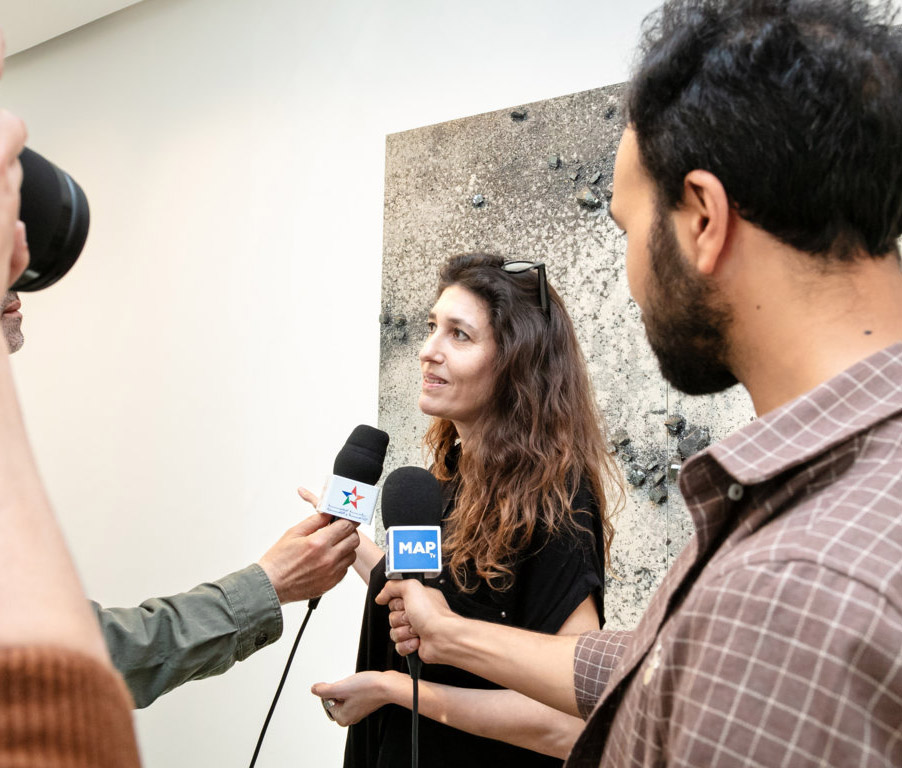 Revue de presse de l'exposition «Rétrospectives Série 1:1001 Dreams & Série 2: Sédiments» de Yasmina Alaoui - M24TV
