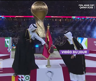 الراية المغربية في حفل تتويج المنتخب المغربي بكأس العرب
