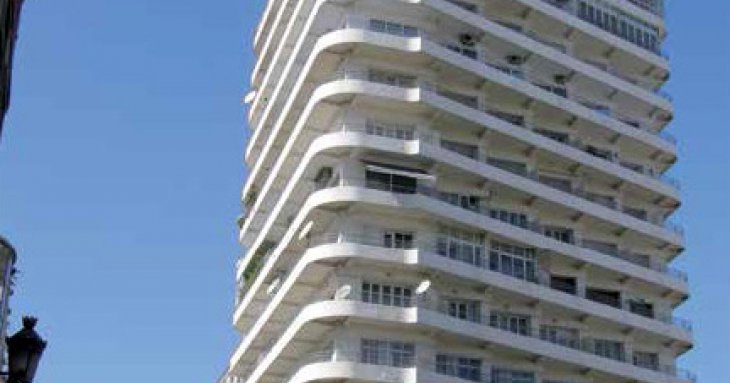 Cet immeuble de seize étages (1952, Jacques Guyon) présente un spectaculaire jeu de balcons filants en ruban. L’appellation « Villas Paquet » fait référence aux nombreuses dépendances et services dont disposent les appartements qui apparentent ces derniers à des maisons individuelles.