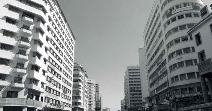 L’avenue des FAR a été percée dans les années 1950 pour relancer la projet de quartier des affaires. Cette nouvelle artère a rapidement pris des allures de City avec ses immeubles de grande taille à la pointe du modernisme.